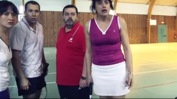 Pantalones cortos negros usados por Samuel (Olivier Goujon) en La peau sur les malaux