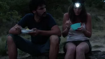 Las bermudas azules que lleva Christophe (Valentin Bonhomme) en The Darkest