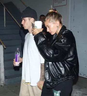 Chaqueta de cuero Balenciaga usada por Hailey Baldwin saliendo de la iglesia 28 de agosto de 2019