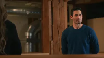 Suéteres azul marino usados por Jack Harper (Tyler Hoechlin) en Can You Keep a Secret?