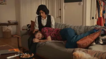 Rose Imprimé Floral Blouse Top porté par Emma Corrigan (Alexandra Daddario) dans Pouvez-Vous Garder un Secret?