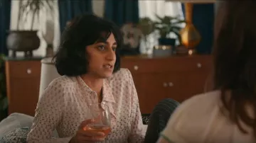 Les noirs Pantalon Dépouillé porté par Lissy (Sunita Mani) dans Pouvez-Vous Garder un Secret?