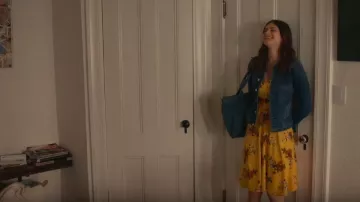 Jaune Floral Robes portées par Emma Corrigan (Alexandra Daddario) dans Pouvez-Vous Garder un Secret?
