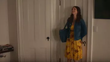 Denim Sacs Bleu porté par Emma Corrigan (Alexandra Daddario) dans Pouvez-Vous Garder un Secret?