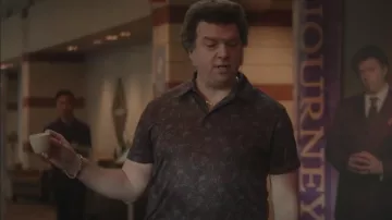 Brazalete de oro usado por Jesse Gemstone (Danny McBride) en The Righteous Gemstones