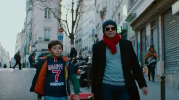 Johnstons Cashmere Red worn by Bruno (Guillaume de Tonquédec) in the Place des victoires