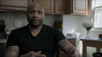 Camiseta negra de cuello en V talla 6X grande usada por él mismo (Van Jones) en Free Meek