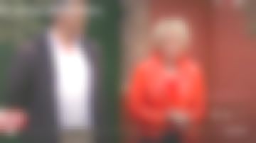 La chaqueta de cuero rojo de estilo perfecto de Sophie Davant en Deal concluyó el 30.08.2019