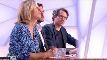 La robe chemise fleurie de la conférencière Stéphanie Villers dans 28 minutes le 28.08.2019