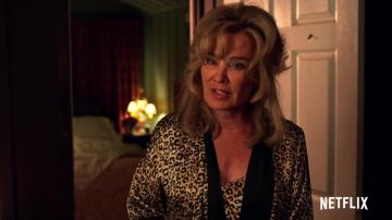 Ropa de dormir con estampado de leopardo usada por Dusty Jackson (Jessica Lange) en The Politician (S01E01)