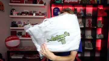 Le Sweat-shirt gris Supreme Toy Uzi de Giancarlo Purch (blazendary) dans One of my Biggest Supreme Hauls EVER! ($10,000+ Unboxing!)