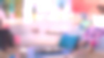 La jupe plissée imprimée foulard de Faustine Bollaert dans Ça commence aujourd'hui