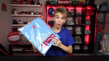 ¡Le t-shirt Supreme Gold Bars bleu de Giancarlo Purch (blazendary) dans One of my Biggest Supreme Hauls EVER! (¡$10,000+ Unboxing!)