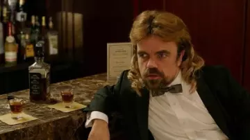 Jack Daniel's Old No. 7 Tennessee Whiskey bebido por Eddie (Peter Dinklage) en Pixels