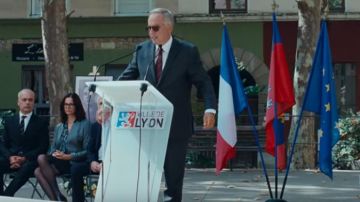 Cravate Bordeaux porté par Paul Théraneau (Fabrice Luchini) dans Alice et le maire