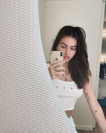 Le T-shirt impimé Love de Thylane Blondeau sur le compte Instagram de @thylaneblondeau