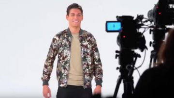 La camiseta beige usada por Bryan en el bono de lanzamiento de Secret Story S11