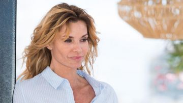 Le chemisier à rayures de Chloé (Ingrid Chauvin) dans Demain nous appartient (S01E15)