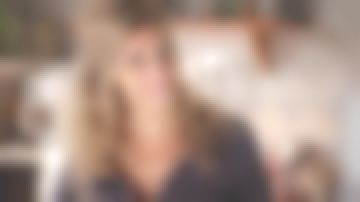 The blouse with flowers Davia (Jennifer Dubourg) in A great sun