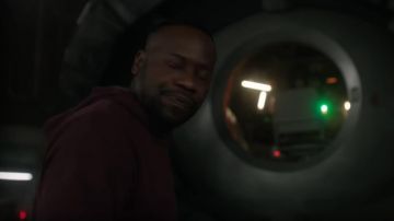 Gildan Unisex Heavy Blend worn by Rufus Carlin (Malcolm Barrett) in Timeless (S02E01)