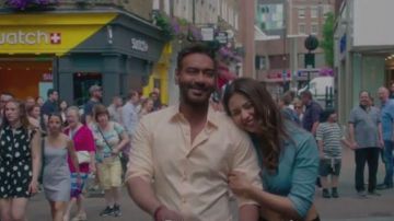 Tulip Split Neck Top Sky Blue usado por Ayesha (Rakul Preet Singh) en De De Pyaar De