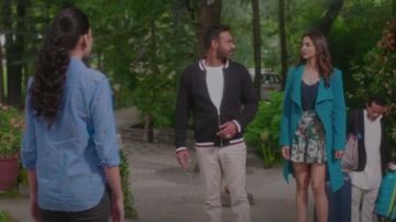 Camisola gris claro frente en V usada por Ayesha (Rakul Preet Singh) en De De Pyaar De