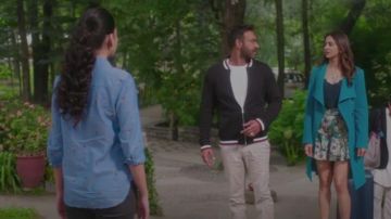 Pantalones beige flex sin hierro usados por Aashish (Ajay Devgn) en De De Pyaar De