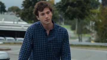 La chemise bleue marine et blanche à carreau porté par Harry Bingham (Alex Fitzalan) dans la série The Society (S01E01)