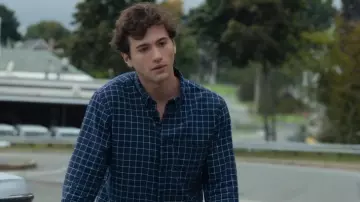 La chemise bleue marine et blanche à carreau porté par Harry Bingham (Alex Fitzalan) dans la série The Society (S01E01)