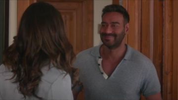 Grises V Cuello Button Up Tops usados por Aashish (Ajay Devgn) en De De Pyaar De