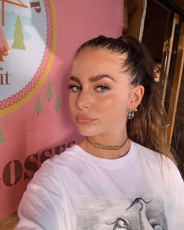 Le collier j'adior porté par Danae Bessin sur le compte Instagram de @danaemakeup