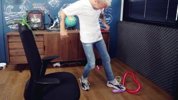 The shoes Squeezie in Not invite me not to your birthdays