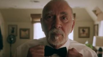 Pajaritas negras usadas por Seb (Frank Langella) en Kidding (S02)