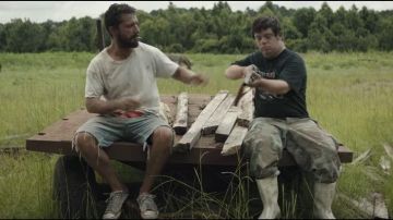 Botas de lluvia blancas usadas por (Zack Gottsagen) en The Peanut Butter Falcon