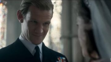 Chemise blanche portée par Philip, Duc d'Édimbourg (Matt Smith) dans La Couronne (S03)