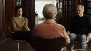Light Brown Sweaters Lady worn by Martina Gedeck in UND WER NIMMT DEN HUND? Trailer Deutsch German (2019)