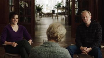 Long Sleeve tunic sweater purple worn by Martina Gedeck in  youtube vidéo UND WER NIMMT DEN HUND Trailer Deutsch German (2019)