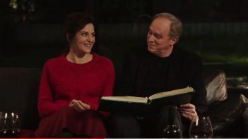 Red Long Sleeves Sweaters worn by Martina Gedeck in the YouTube video UND WER NIMMT DEN HUND? Trailer Deutsch German (2019)