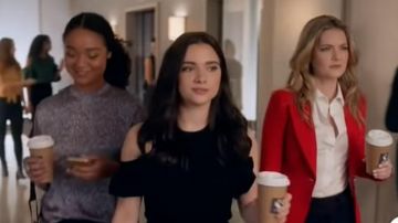 Traje rojo usado por Sutton Brady (Meghann Fahy) en The Bold Type (S01)