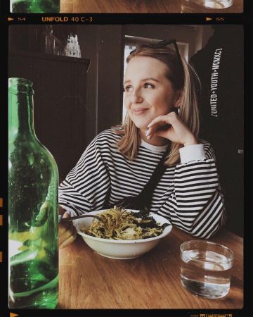Suéter blanco negro a rayas usado por Elizaveta Pechuyeva en @liisaelizaveta