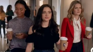Pantalones negros usados por Sutton Brady (Meghann Fahy) en The Bold Type (S04)