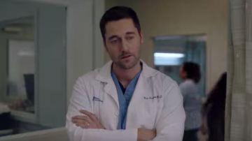 Blanc du Médecin Chemisier porté par le Dr Max Goodwin (Ryan Eggold) à la Nouvelle-Amsterdam (S02)