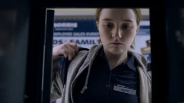 Polos azul marino usados por (Kaitlyn Dever) en Unbelievable (S01)