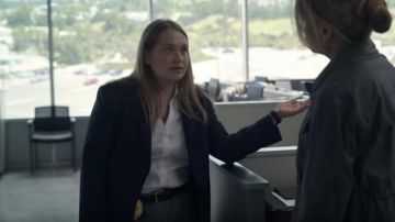 Costume noir porté par Karen Duvall (Merritt Wever) dans Incroyable (S01)