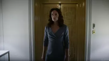 Vestido Midi Plunge de manga larga en azul marino usado por Marisa Coulter (Ruth Wilson) en His Dark Materials (S01)