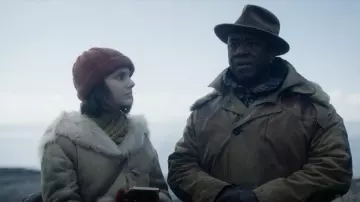 Sombrero de invierno usado por Dafne Keen en His Dark Materials (S01E00)