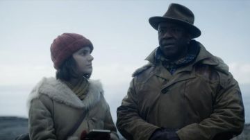 Pañuelo amarillo usado por Dafne Keen en his Dark Materials (S01E00)