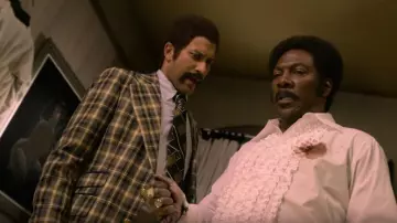 Les noirs et jaune à carreaux cravate portée par Jerry Jones (Keegan-Michael Key), dans Dolemite Est Mon Nom