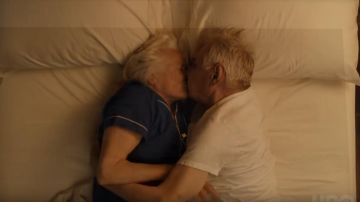 Round neck plain tee shirt white worn by Charlie (Philip Baker Hall) in Room 104 (S01)