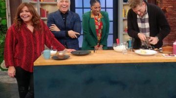 Blusa roja de piel de serpiente y pantalones de cuero negro usados por ella misma - Anfitriona (Rachael Ray) en Rachael Ray (S13) 2 de septiembre de 2019